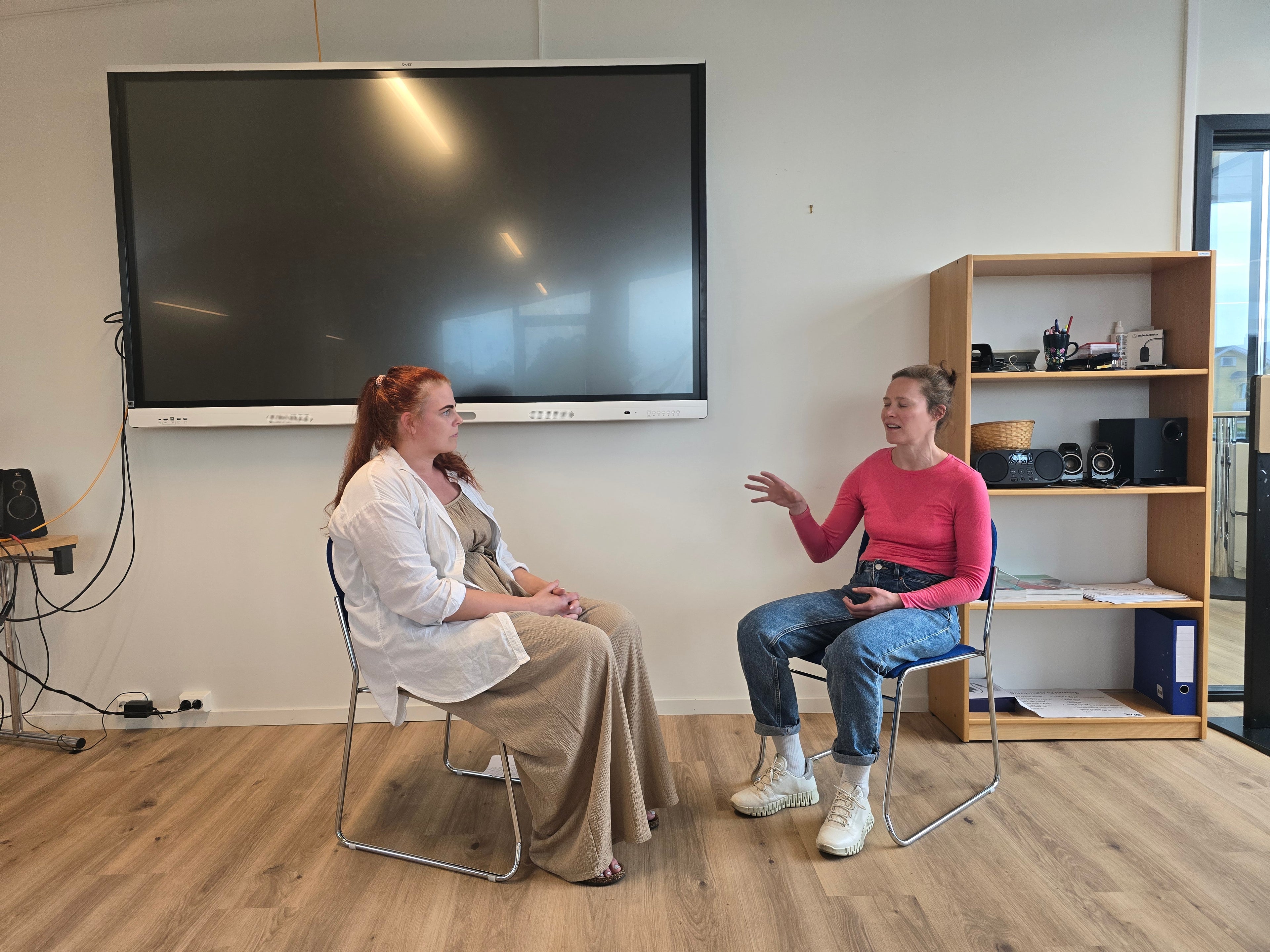 To deltakere gjennomfører en praktisk øvelse under NLP Practitioner-utdanningen.