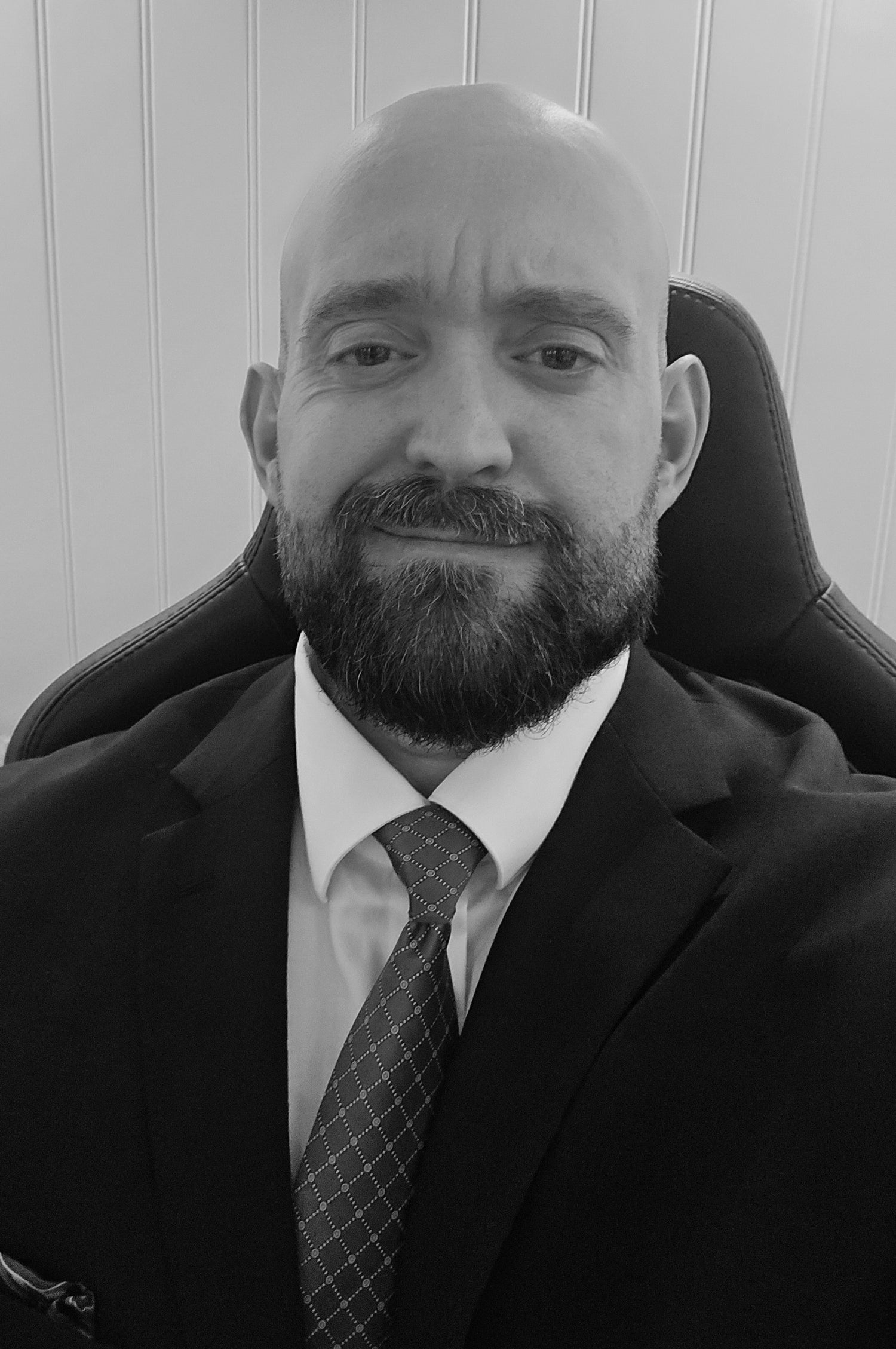 Svart-hvitt portrett av Peter R. Valderhaug i dress.