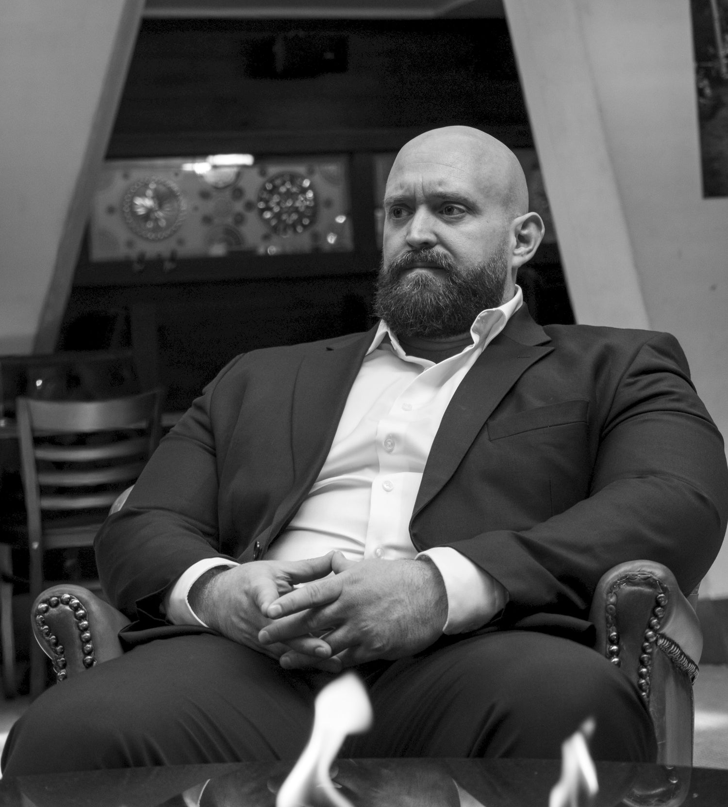 Svart-hvitt portrett av Peter R. Valderhaug sittende i en lenestol.