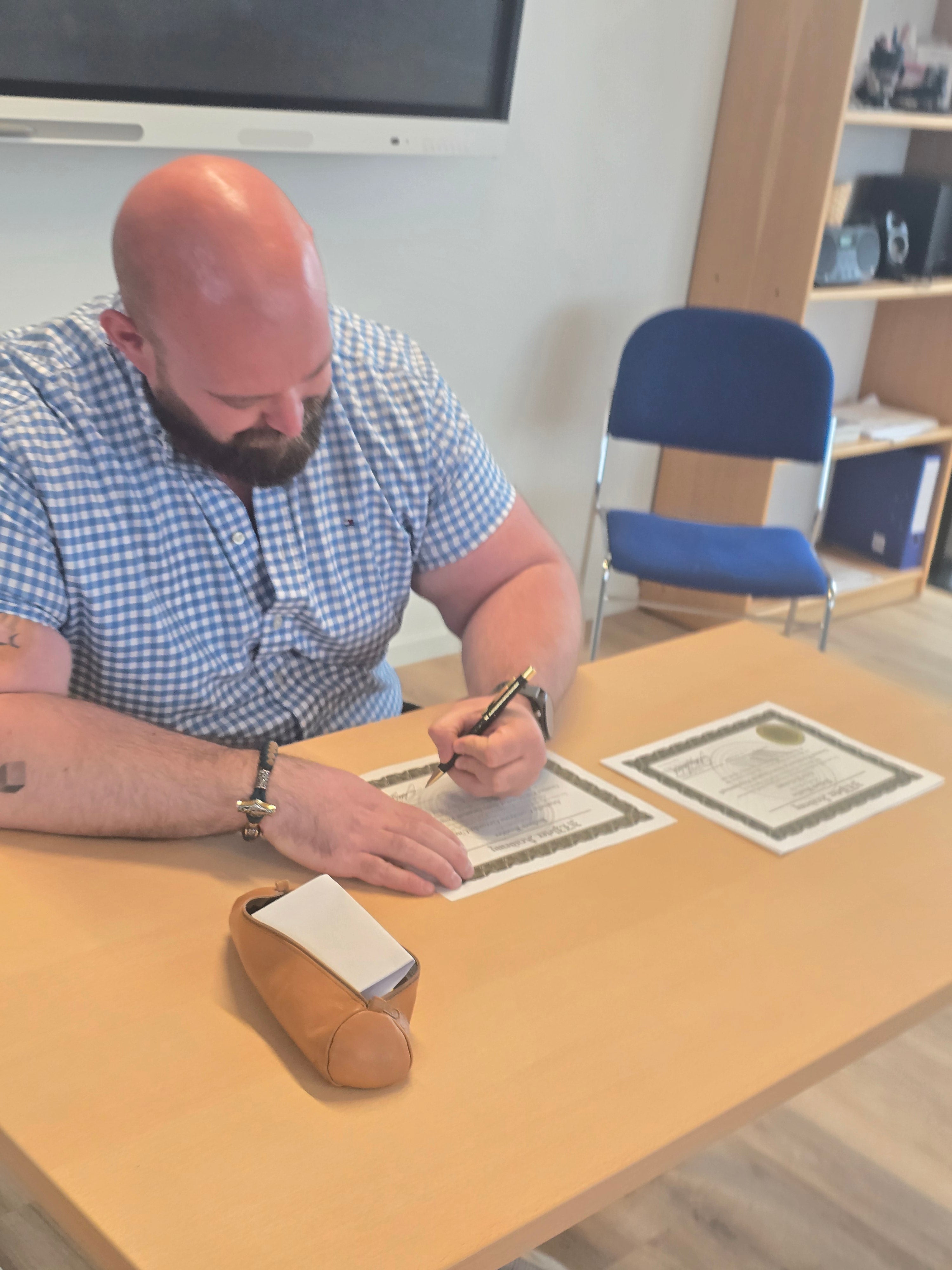 Peter R. Valderhaug signerer en NLP Practitioner-lisens etter fullført utdanning.